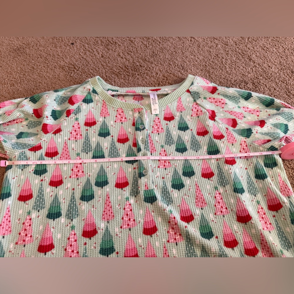 Women's Festive Tree Pattern Pajama Set - Picture 6 of 10
